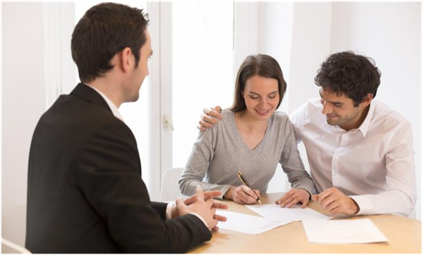 Casal analisando escritura pública de união estável, representando a definição do regime de bens e a proteção dos direitos patrimoniais.